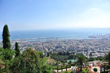 Panorama Haifa ve Bahai bahçeleri ve Bahai Tapınağı görünümünü. İsrail