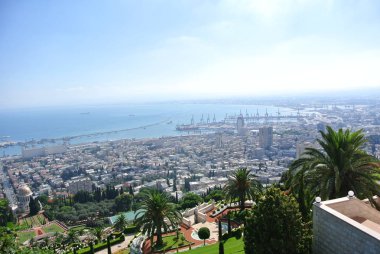 Panorama Haifa ve Bahai bahçeleri ve Bahai Tapınağı görünümünü. İsrail