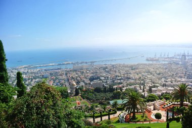 Panorama Haifa ve Bahai bahçeleri ve Bahai Tapınağı görünümünü. İsrail