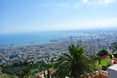 Panorama Haifa ve Bahai bahçeleri ve Bahai Tapınağı görünümünü. İsrail