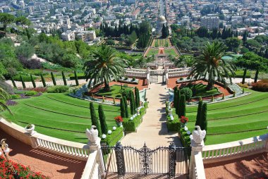 Panorama Haifa ve Bahai bahçeleri ve Bahai Tapınağı görünümünü. İsrail