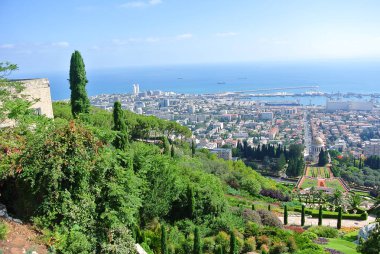 Panorama Haifa ve Bahai bahçeleri ve Bahai Tapınağı görünümünü. İsrail