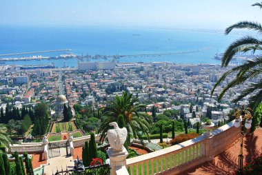 Panorama Haifa ve Bahai bahçeleri ve Bahai Tapınağı görünümünü. İsrail