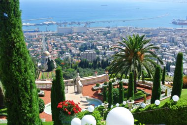 Panorama Haifa ve Bahai bahçeleri ve Bahai Tapınağı görünümünü. İsrail