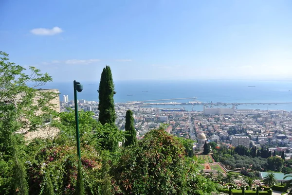 Panorama van Haifa en uitzicht op de tuinen van de Bahai en de tempel van het Bahai. Israël — Stockfoto