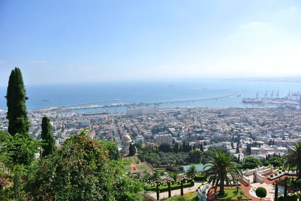 Panorama Haifa ve Bahai bahçeleri ve Bahai Tapınağı görünümünü. İsrail