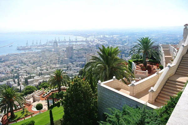 Panorama Haifa ve Bahai bahçeleri ve Bahai Tapınağı görünümünü. İsrail
