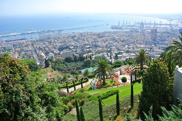 Panorama Haifa ve Bahai bahçeleri ve Bahai Tapınağı görünümünü. İsrail
