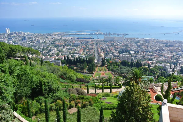 Panorama Haifa ve Bahai bahçeleri ve Bahai Tapınağı görünümünü. İsrail