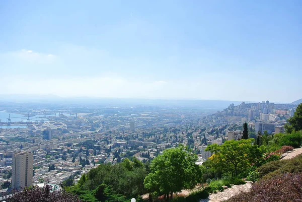 Panorama Haifa i widok Bahai Gardens i świątyni Bahaistów. Izrael — Zdjęcie stockowe