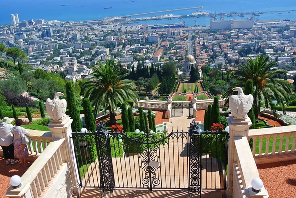 Panorama Haifa ve Bahai bahçeleri ve Bahai Tapınağı görünümünü. İsrail
