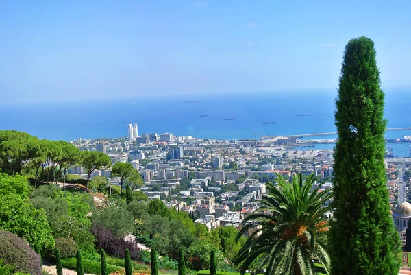 Panorama Haifa ve Bahai bahçeleri ve Bahai Tapınağı görünümünü. İsrail