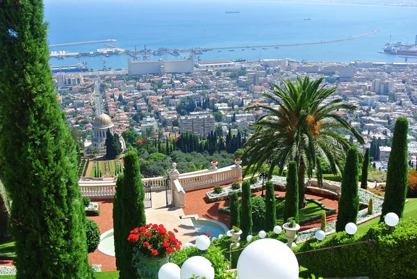 Panorama Haifa ve Bahai bahçeleri ve Bahai Tapınağı görünümünü. İsrail
