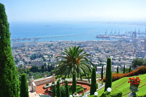 Panorama Haifa ve Bahai bahçeleri ve Bahai Tapınağı görünümünü. İsrail