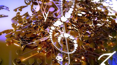 müzikal bir tiz nota anahtarı ve düşen notlar 3D render