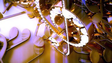 müzikal bir tiz nota anahtarı ve düşen notlar 3D render