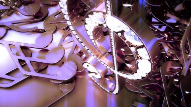 müzikal bir tiz nota anahtarı ve düşen notlar 3D render