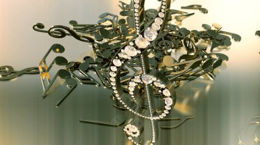 müzikal bir tiz nota anahtarı ve düşen notlar 3D render