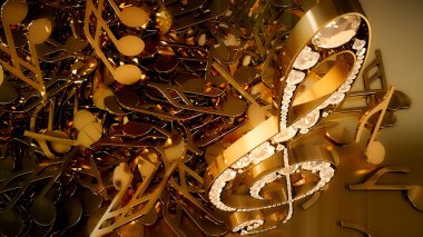 müzikal bir tiz nota anahtarı ve düşen notlar 3D render