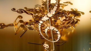 müzikal bir tiz nota anahtarı ve düşen notlar 3D render