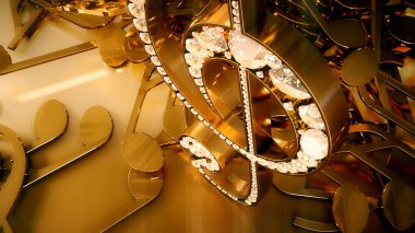 müzikal bir tiz nota anahtarı ve düşen notlar 3D render