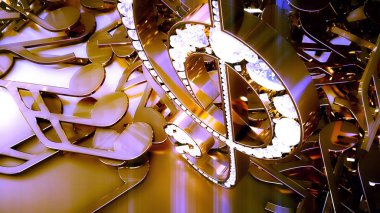 müzikal bir tiz nota anahtarı ve düşen notlar 3D render