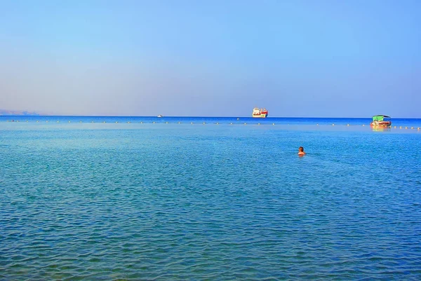Θαλασσογραφία. Στη Μεσόγειο θάλασσα. Η παραλία του Τελ Αβίβ. Ισραήλ — Φωτογραφία Αρχείου