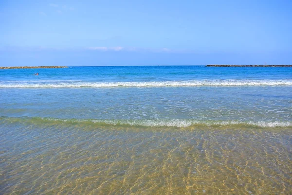 海の風景。地中海。テルアビブのビーチ。イスラエル — ストック写真