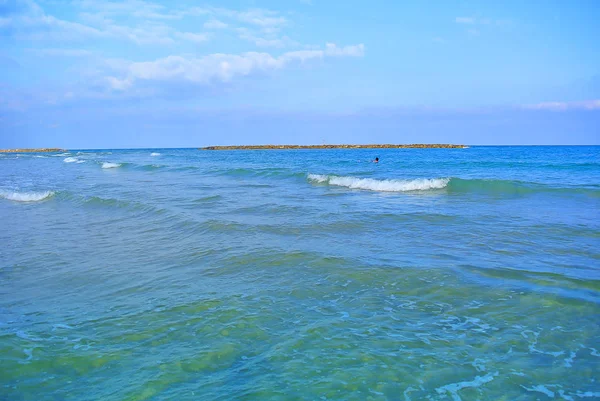 Морской пейзаж. Средиземное море. Пляж Тель-Авива. Израиль — стоковое фото