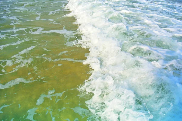 Olas del mar Mediterráneo. Israel — Foto de Stock