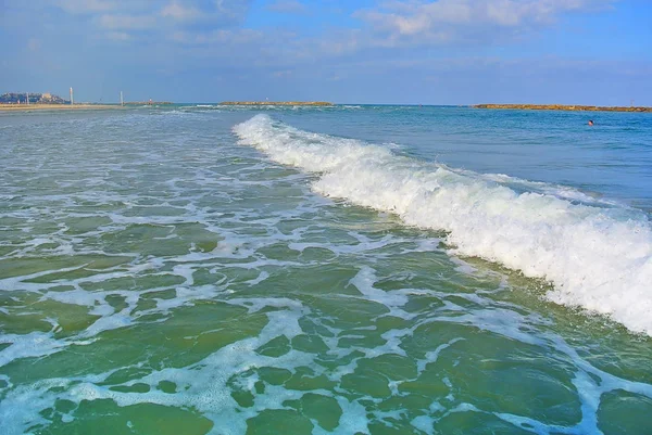 Морской пейзаж. Средиземное море. Пляж Тель-Авива. Израиль — стоковое фото