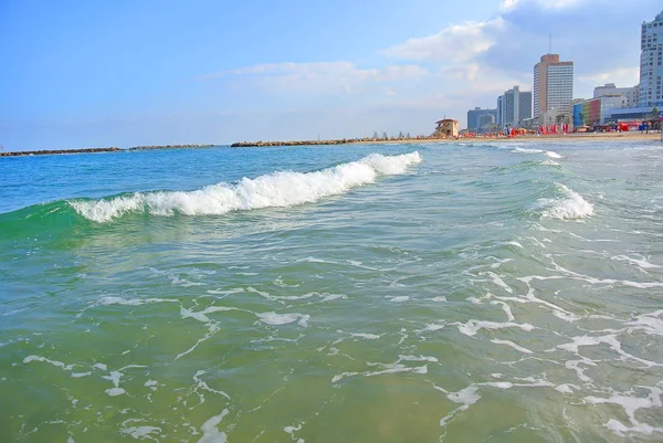 De kust van de Middellandse Zee met een weergave van Tel Aviv. Israël — Stockfoto