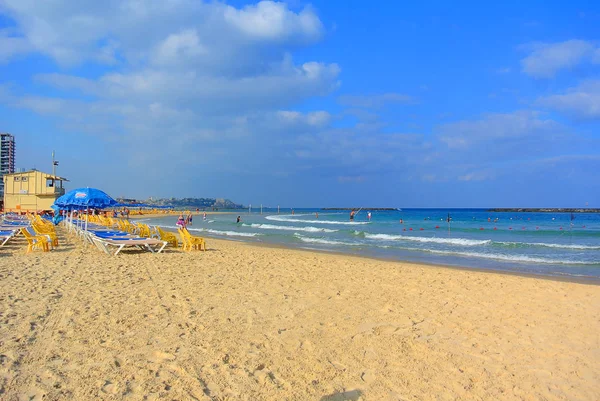 A paisagem marinha. Mar Mediterrâneo. A praia de Tel Aviv. Israel — Fotografia de Stock