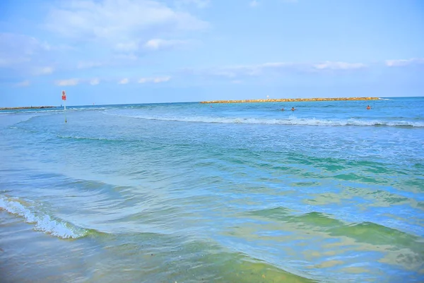 Морской пейзаж. Средиземное море. Пляж Тель-Авива. Израиль — стоковое фото