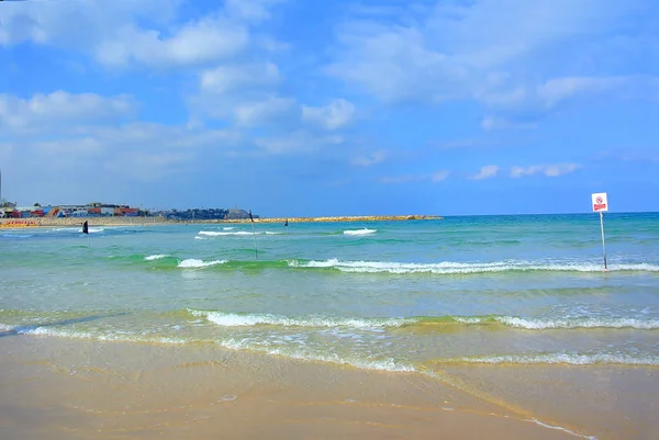 Seascape. Morze Śródziemne. Beach Tel Aviv. Izrael — Zdjęcie stockowe