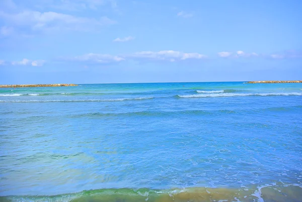 Zeegezicht. Middellandse Zee. Het strand van Tel Aviv. Israël — Stockfoto