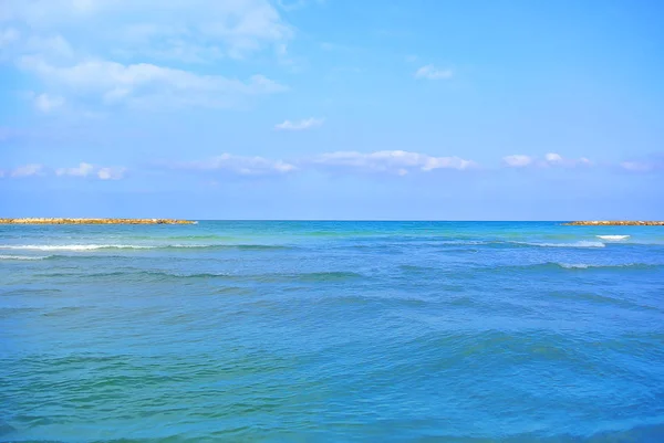 Zeegezicht. Middellandse Zee. Het strand van Tel Aviv. Israël — Stockfoto