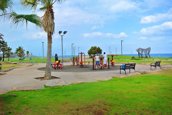 Parques en el paseo marítimo de Tel Aviv. La costa de Israel —  Fotos de Stock