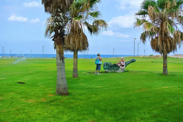 Parkok, a vízparton, Tel Aviv. A part, Izrael — Stock Fotó