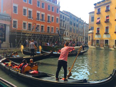 Venedik. Parlak renklerde su üzerinde ünlü şehir. İtalya