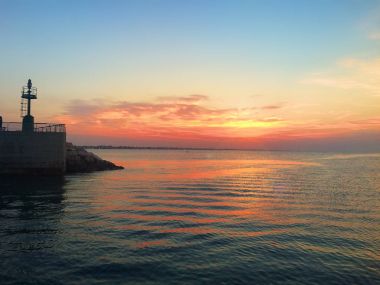Rimini Rıhtımlar üzerinde akşam günbatımı. İtalya