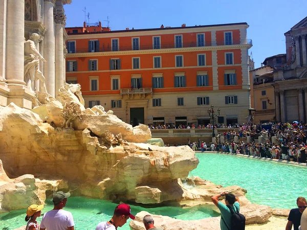 Slavná Trevi fontána, sousedící s fasádou Palazzo poli. Řím. Itálie — Stock fotografie