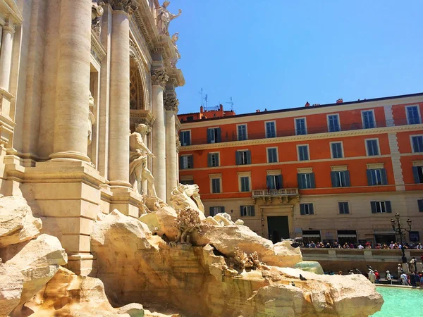 Slavná Trevi fontána, sousedící s fasádou Palazzo poli. Řím. Itálie — Stock fotografie