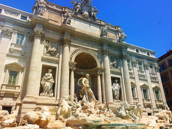 Slavná Trevi fontána, sousedící s fasádou Palazzo poli. Řím. Itálie — Stock fotografie