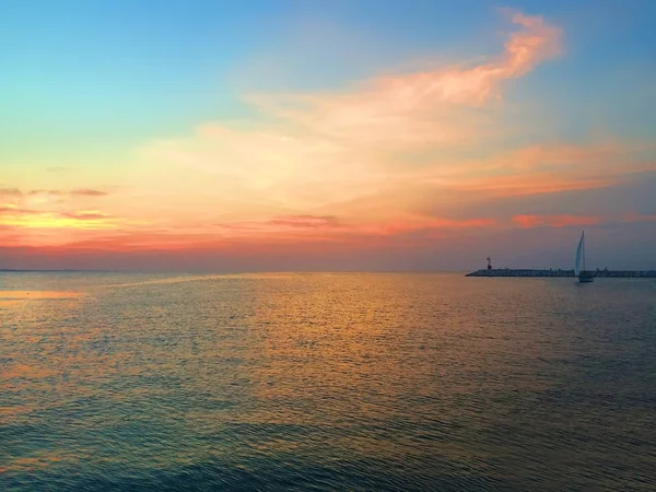 Rimini Rıhtımlar üzerinde akşam günbatımı. İtalya — Stok fotoğraf