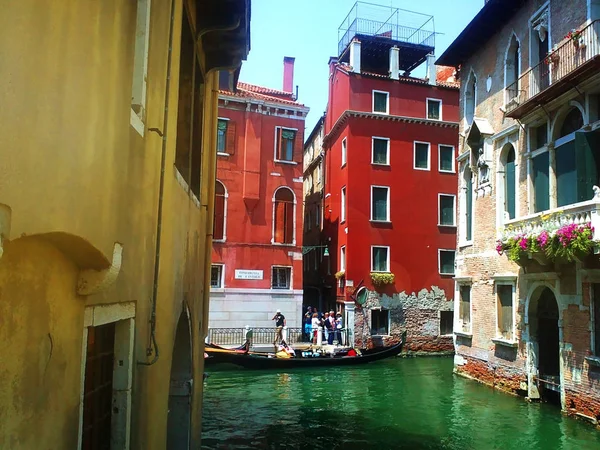 Venecia. Famosa ciudad en el agua en colores brillantes. Italia — Foto de Stock