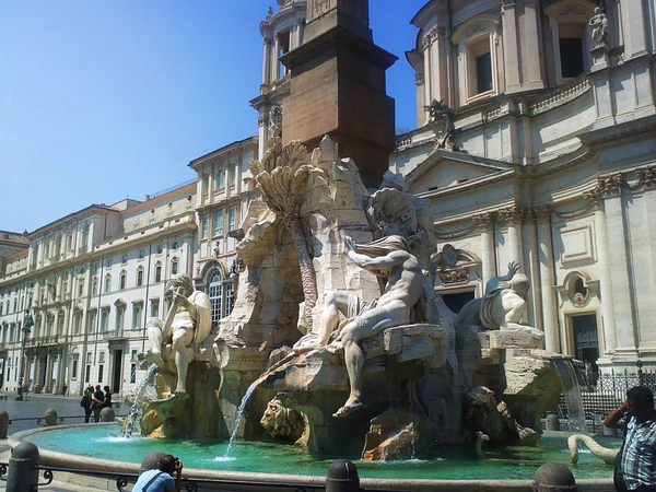 The fountain of the Four Rivers is one of the most famous fountains in Rome. Located in Piazza Navona — Stock Photo, Image