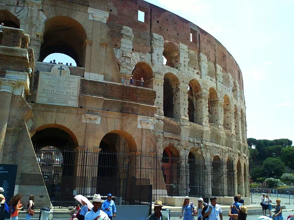 Colosseum. Rom. Forntida arkitektoniskt landmärke — Stockfoto