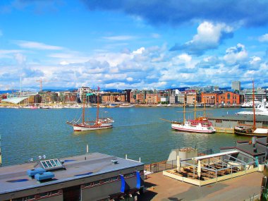 aynı, tekneler, tekneler iskelede. Norveç. Yaz 2012