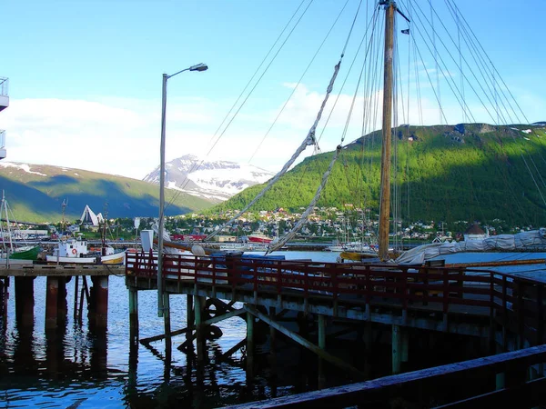 Шхуны, лодки, лодки на пирсе. Норвегия. лето 2012 — стоковое фото